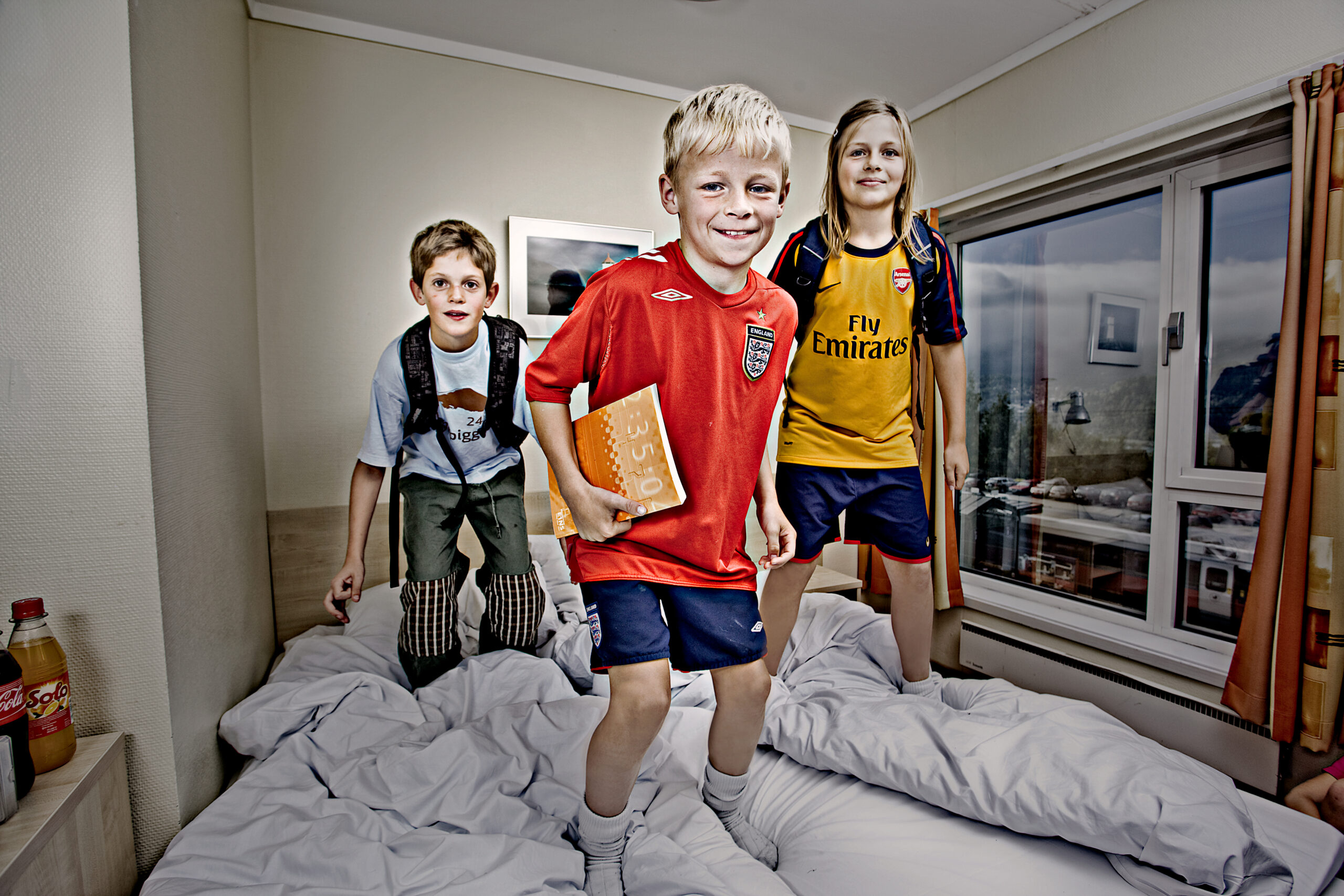 Barn hopper i senga | Stasjonen hotell Lillehammer